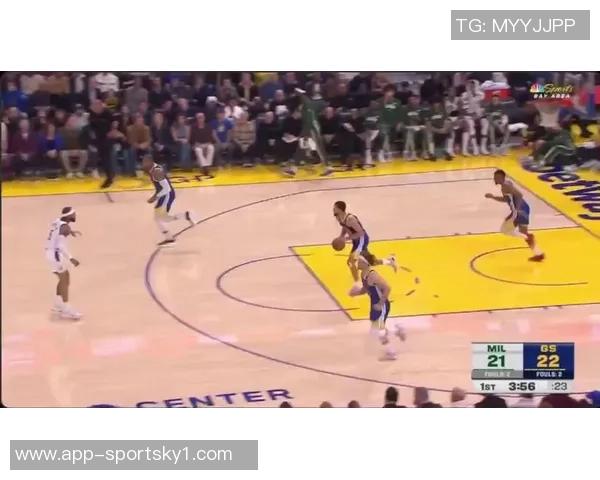 老将默契配合霍福德助攻库里精彩反篮打成21 老将默契配合霍福德助攻库里精彩反篮打成21